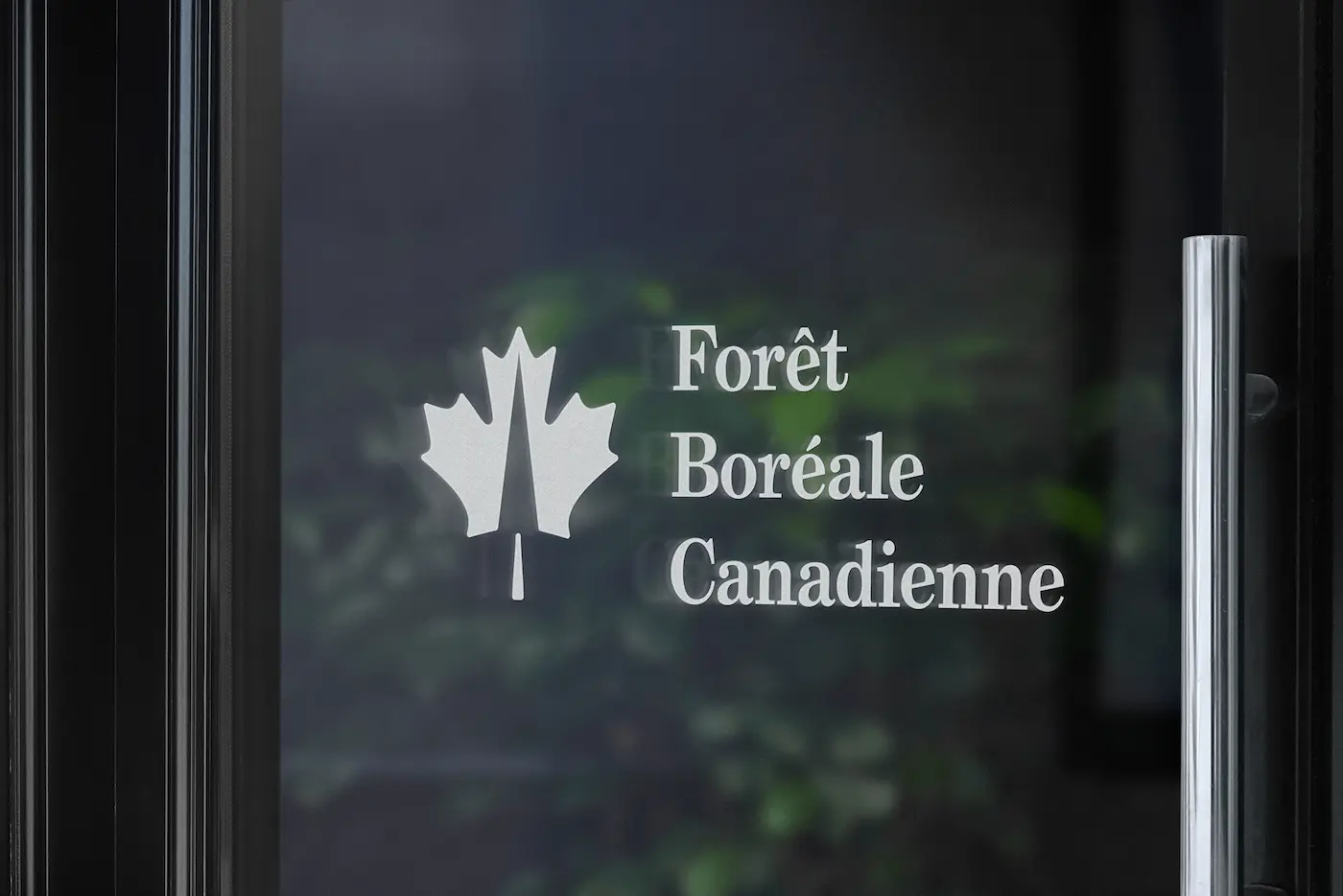 Porte vitrée avec le logo de la Forêt Boréale Canadienne